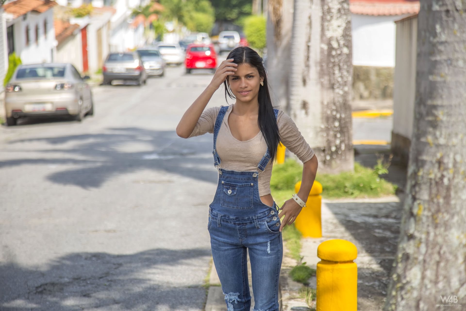 拉丁甜美少女 Denisse Gomez 穿着牛仔裤展示迷人身材