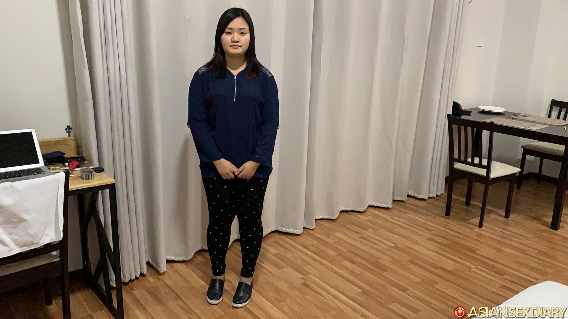 业余亚洲宝贝 Ray B 在 POV 中暴露她的大奶子并吸吮鸡巴