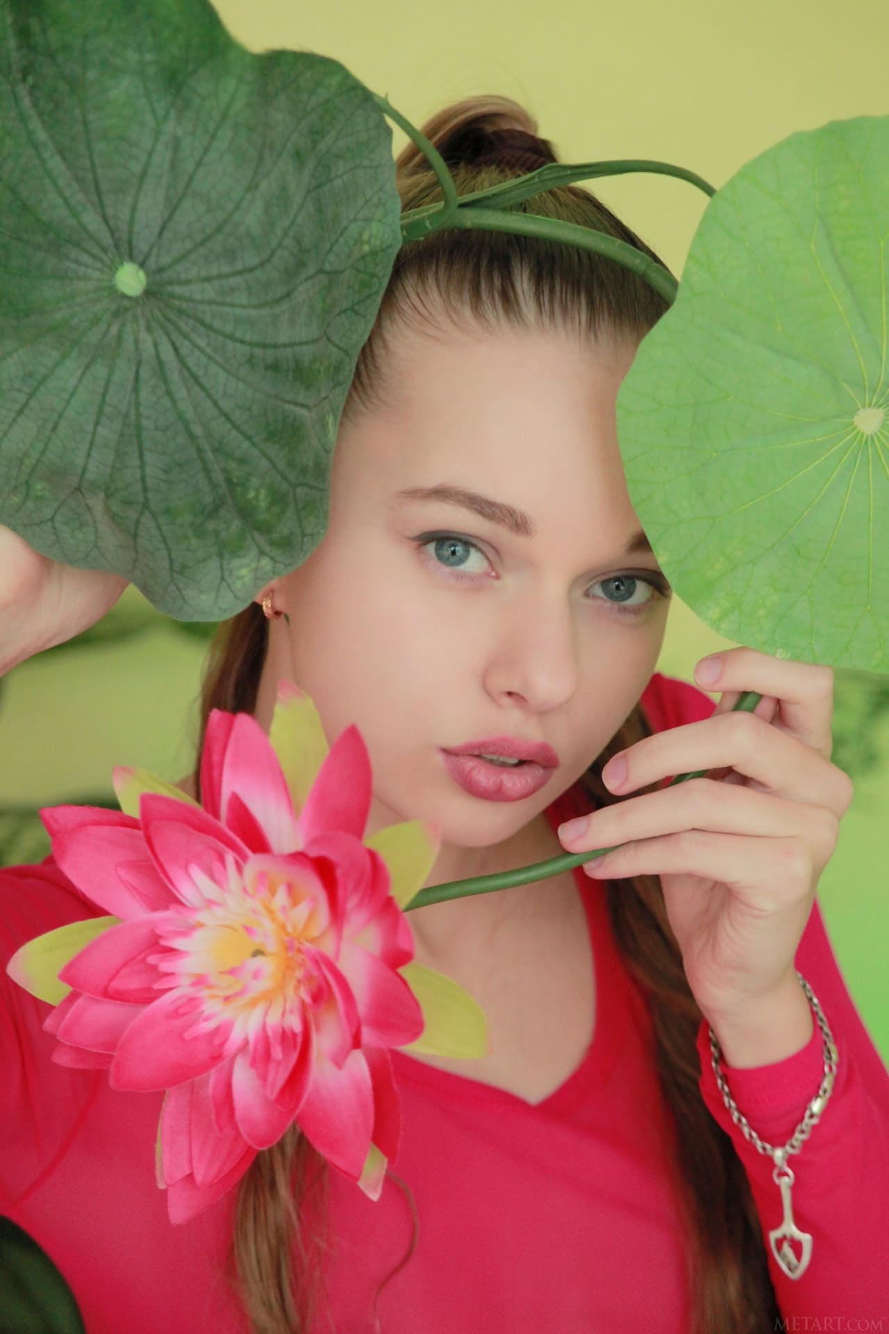 毛茸茸的可爱少女 Milena D 穿着粉色丝袜摆出独舞姿势