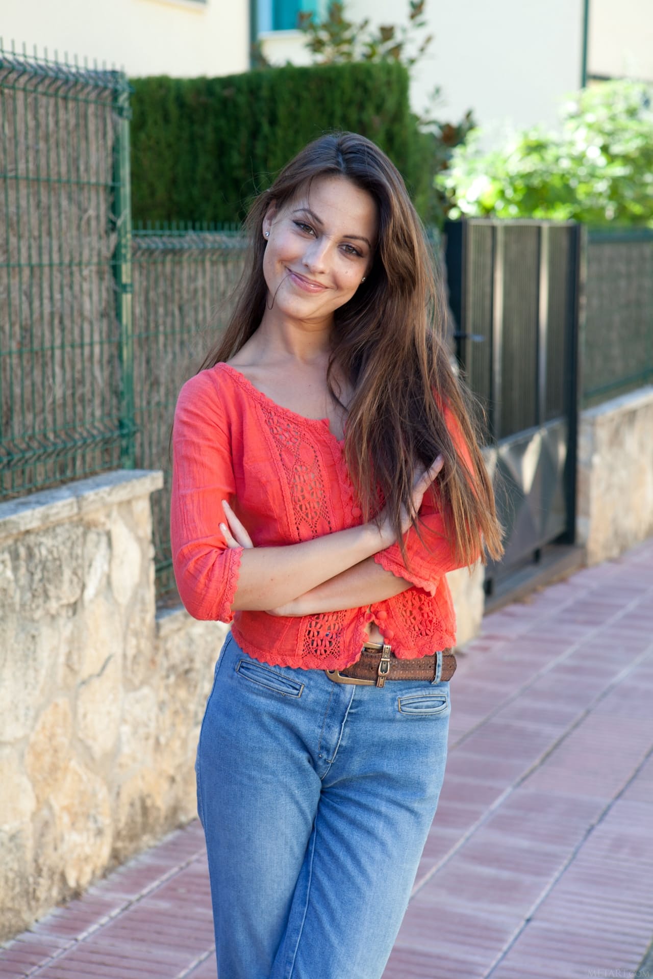 美丽的黑发少女 Lorena B 露出毛茸茸的阴部，摆出单人姿势