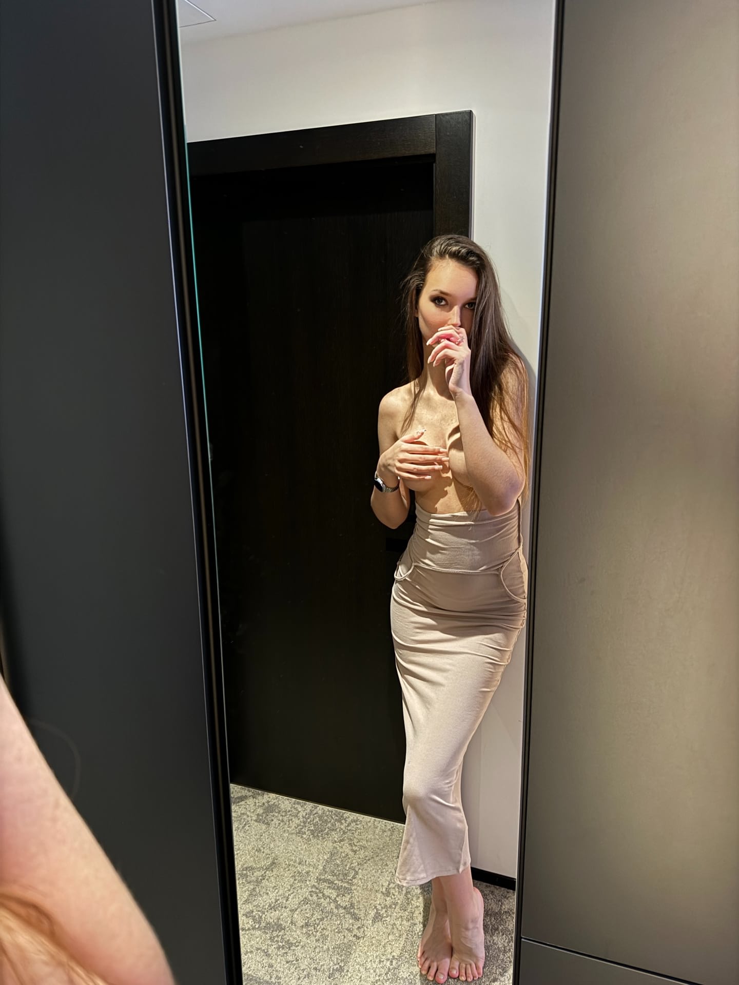 瘦瘦的 OnlyFans 少女 Koketo4ka 穿着紧身裙在办公室摆姿势