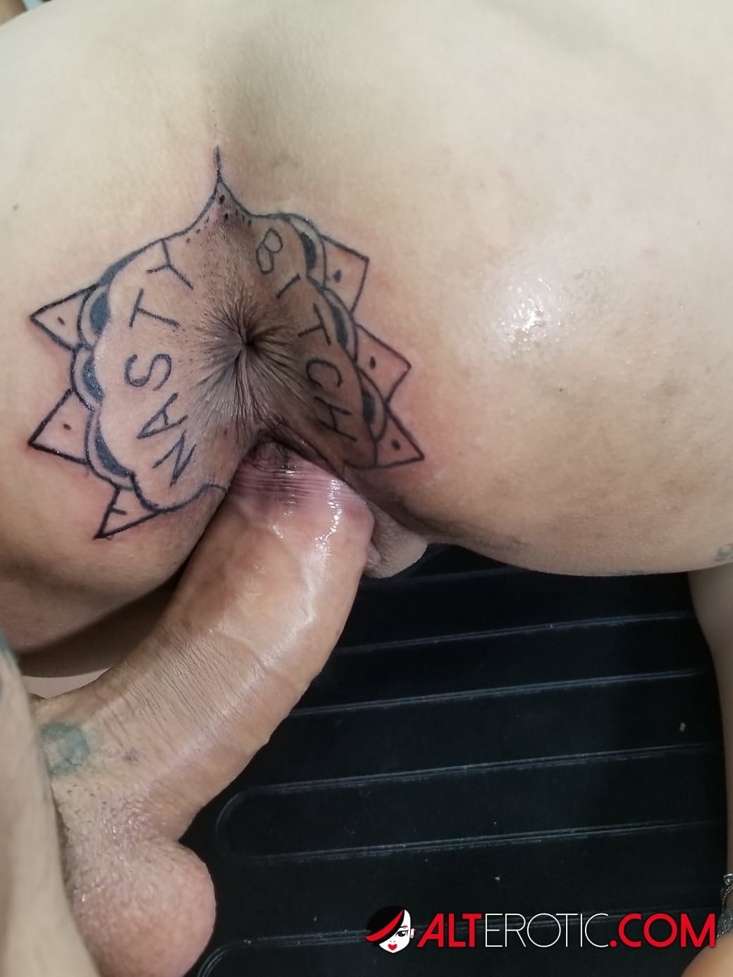 拉丁裔小妞Kitty Jaguar在被操之前，先在屁股上刺了个纹身