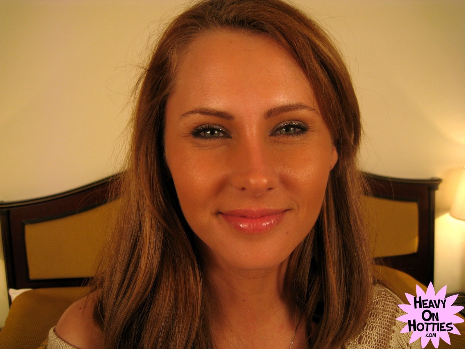 诱人的业余爱好者Zuzana Z在接受面部护理前被吸吮她的乳房