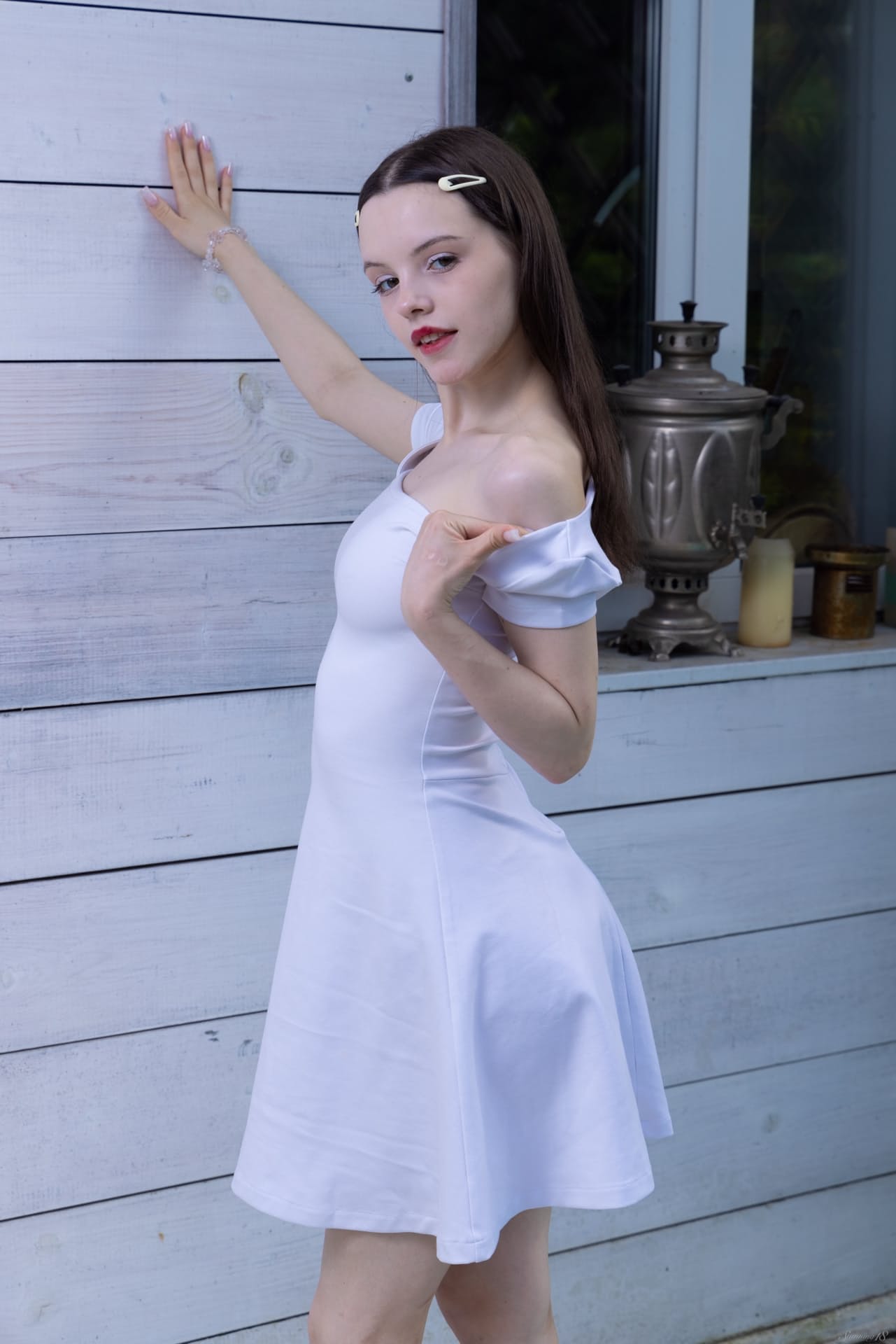 身材娇小的漂亮宝贝达科塔展示她甜美的小奶子和剃光的阴部