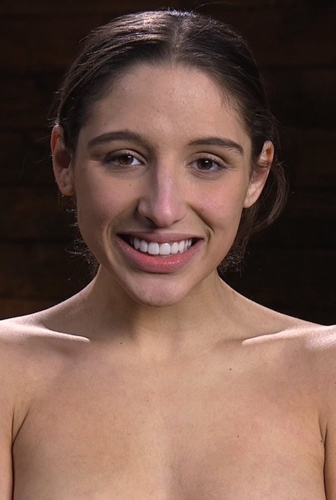 黑发美女阿贝拉-丹吉尔（Abella Danger）在束缚中被按摩棒惩罚