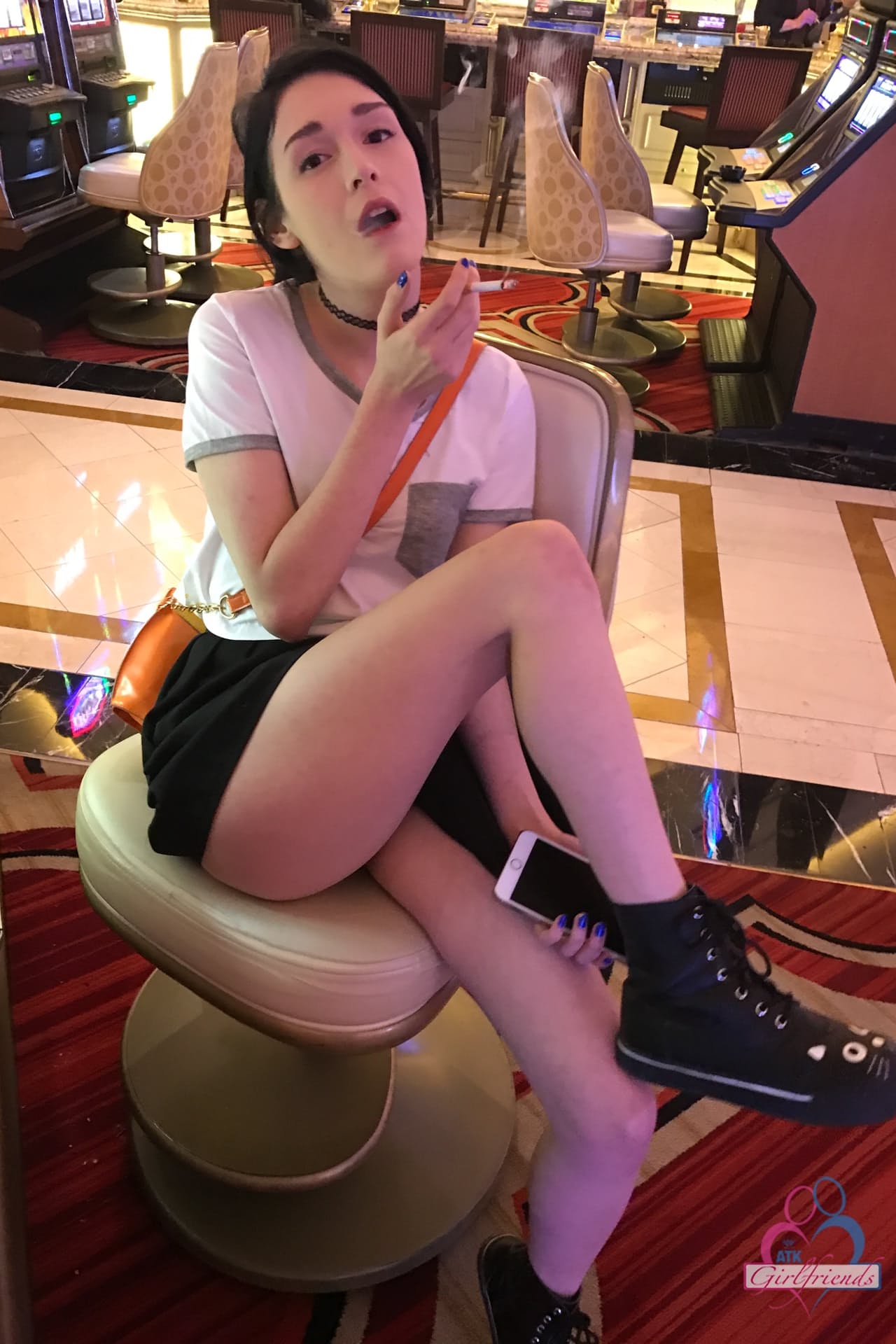 苗条的黑发业余常春藤光环闪烁她的热内衣&炫耀她性感的腿