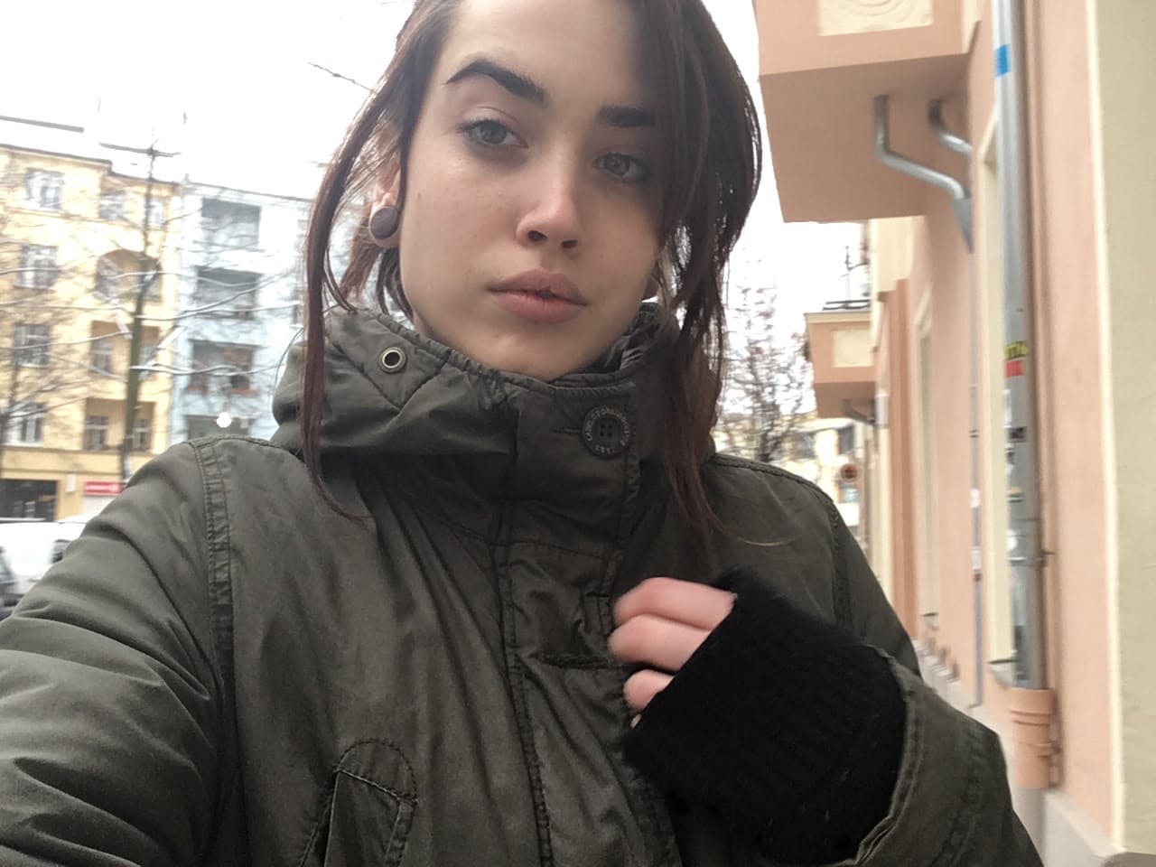 性感的业余爱好者裸体展示她的小乳房和美丽的纹身