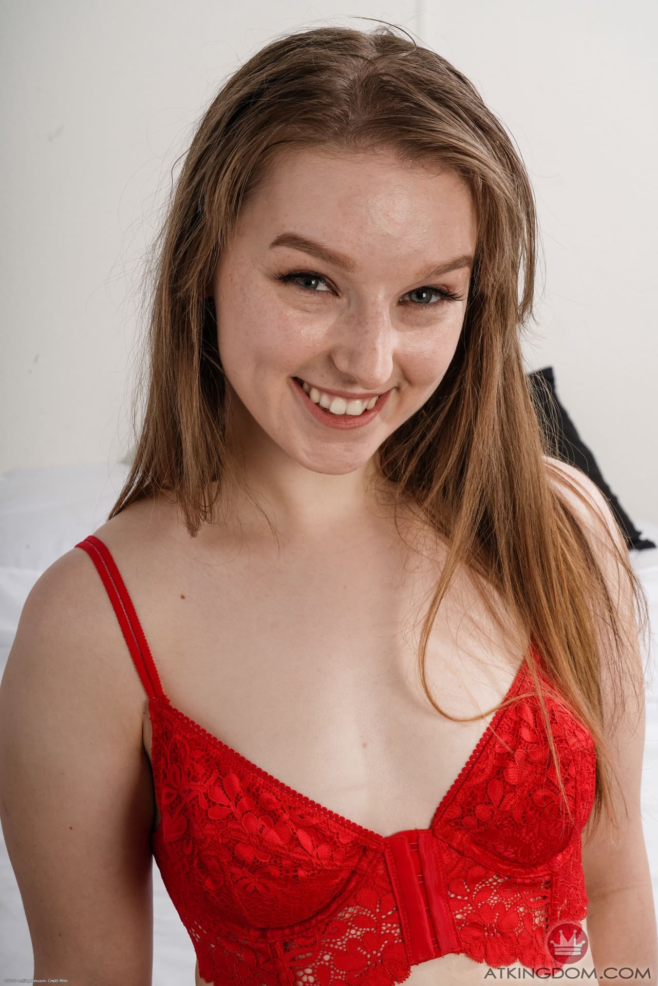 可爱的业余爱好者 Cleo Clementine 展示她自然的身体并张开她的双乳