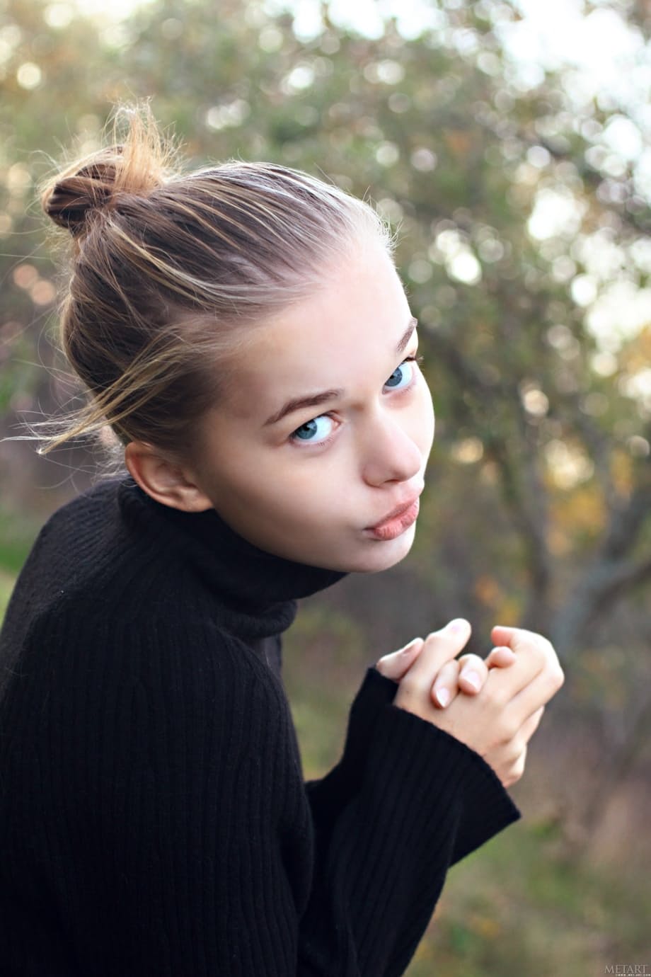 可爱少女米莱娜-D 独自展示苗条身材和大奶子