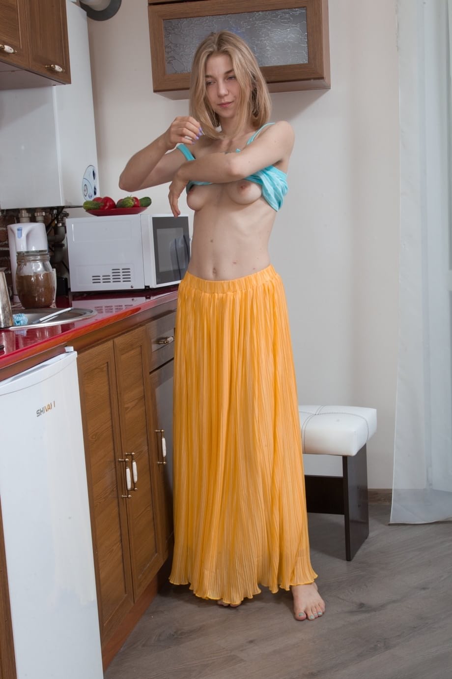 顽皮的乌克兰家庭主妇克里斯廷卡在厨房里揉搓多毛的肉臀