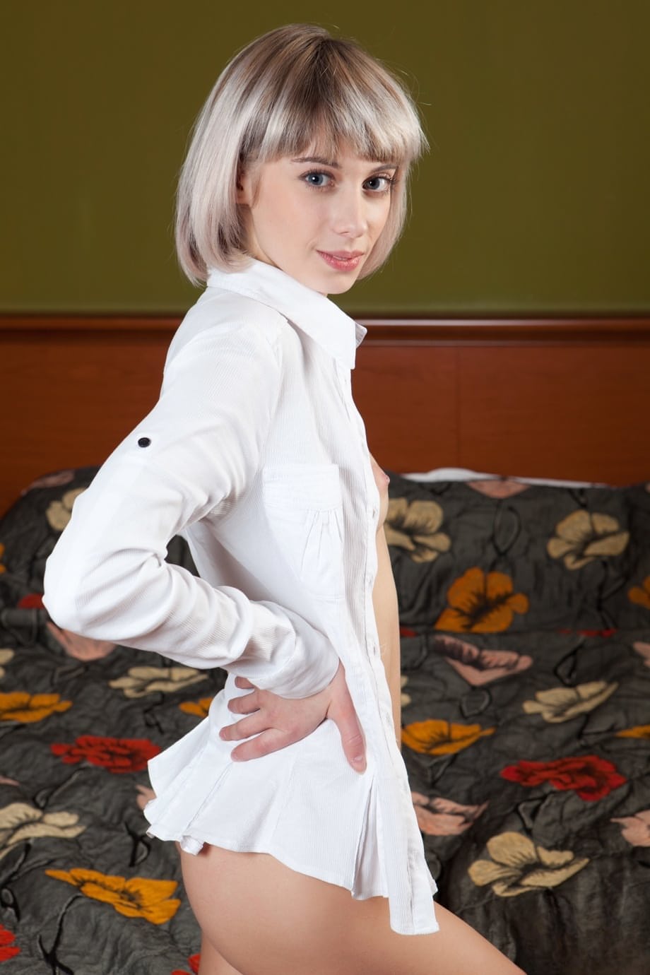 金发少女 Queva 独自脱衣挑逗身体