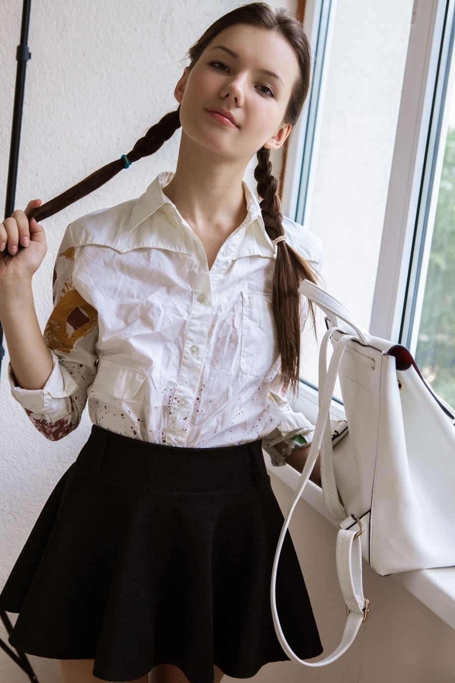 漂亮女孩 Iva 在厨房脱光衣服，露出毛茸茸的胯部