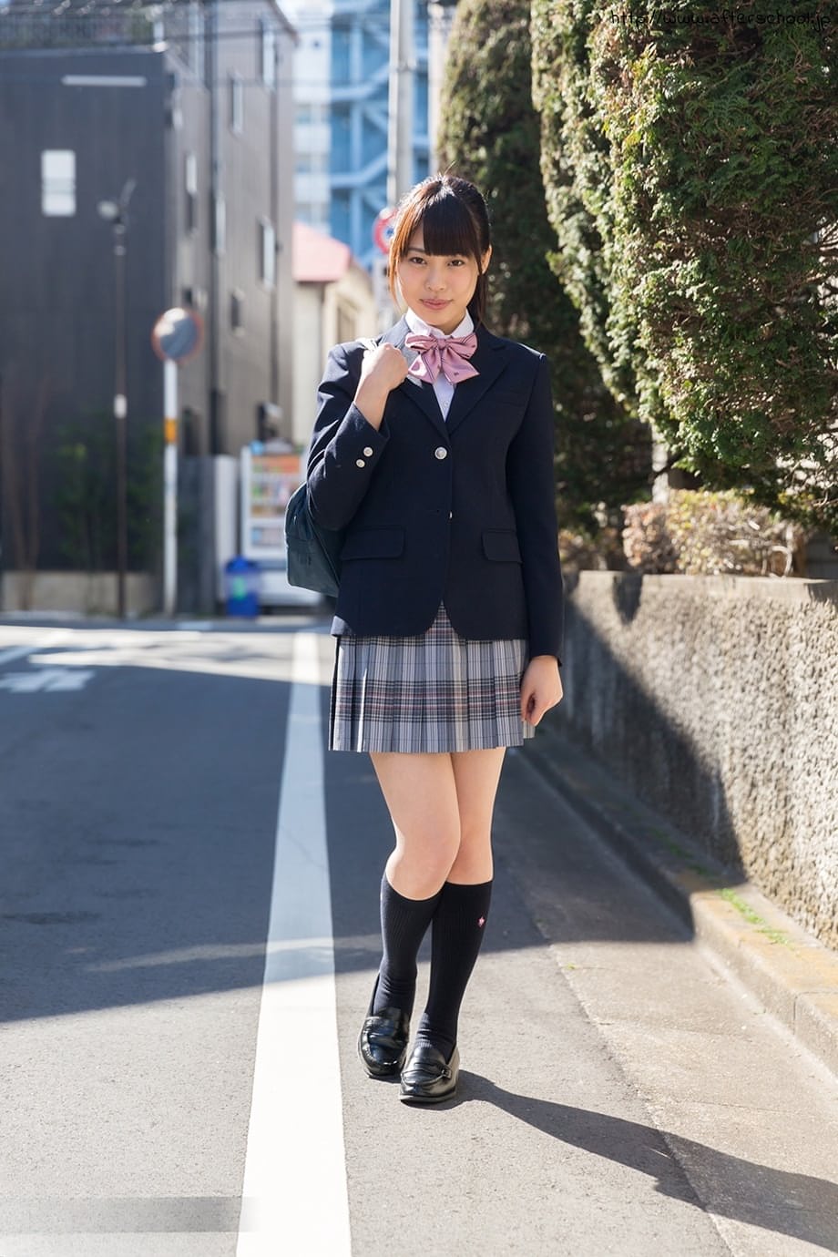 日本女学生在床上脱下棉质丁字裤