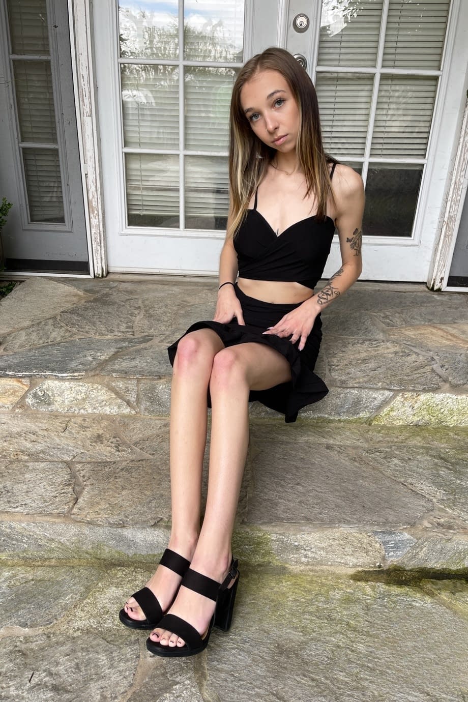 苗条的业余女友微风吹拂的布里炫耀她的奶头和性感的阴部
