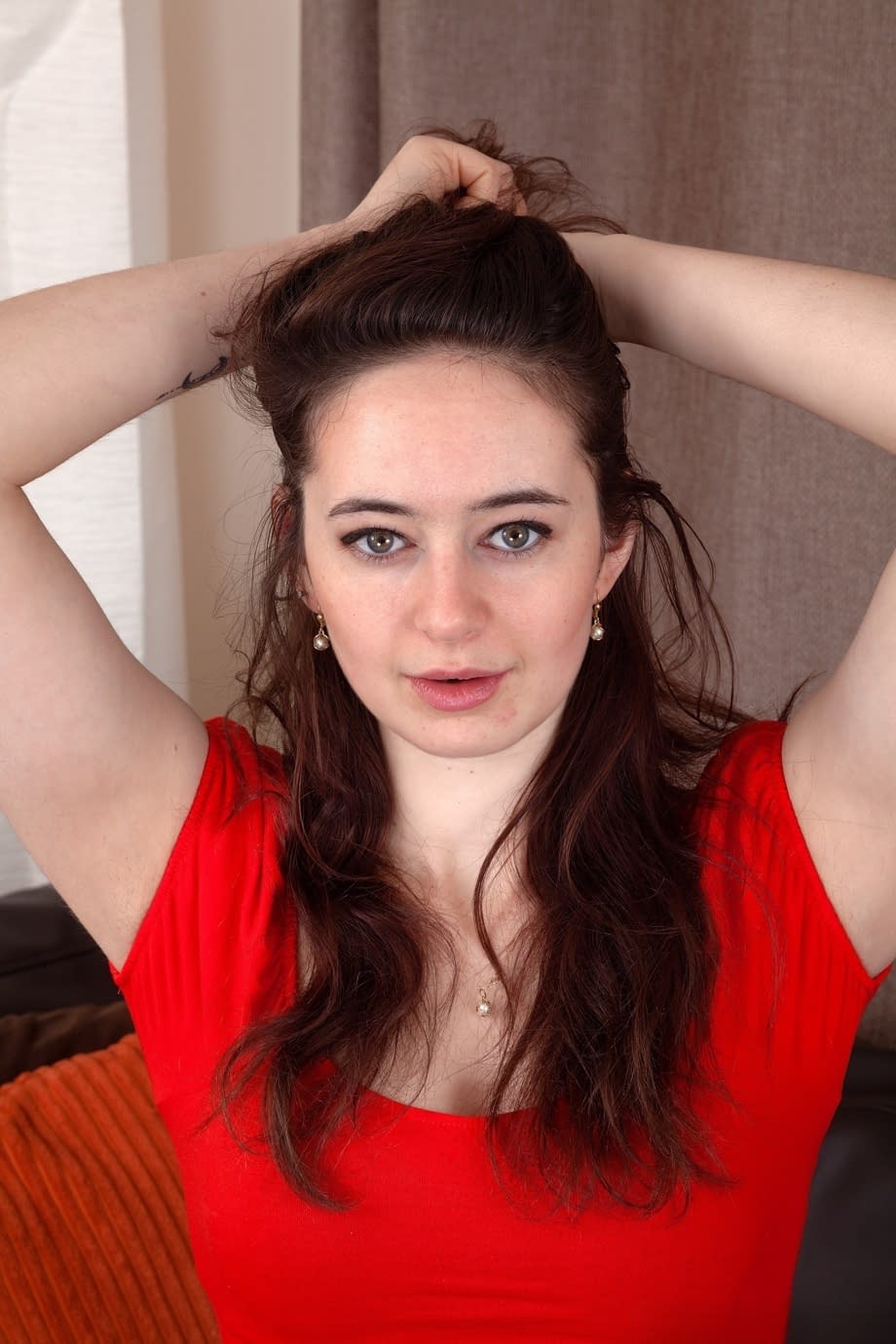 拥有大屁股的黑发美女 Lori Buck 炫耀她美味的多毛阴部