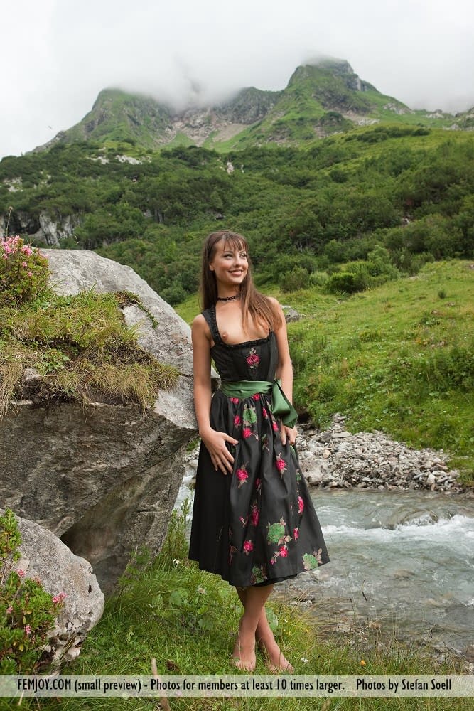 华丽的山地小姐洛雷娜-G 在户外休闲时裸露上半身