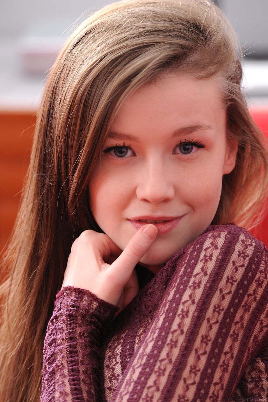 胸部惊人的可爱少女 Emily Bloom 只穿丝袜