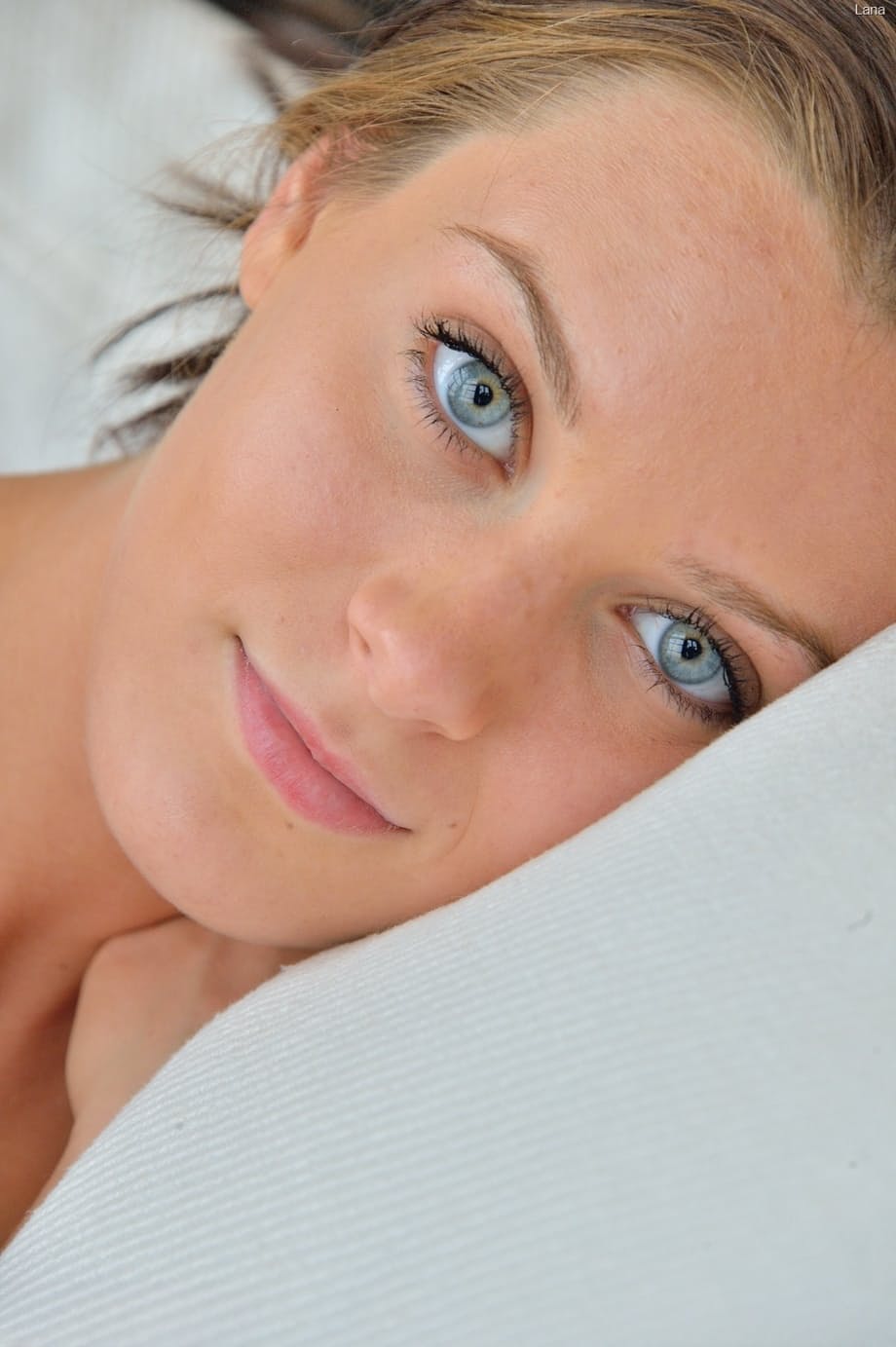 华丽的 Lana Rhoades 将记号笔插进床上的两个洞里