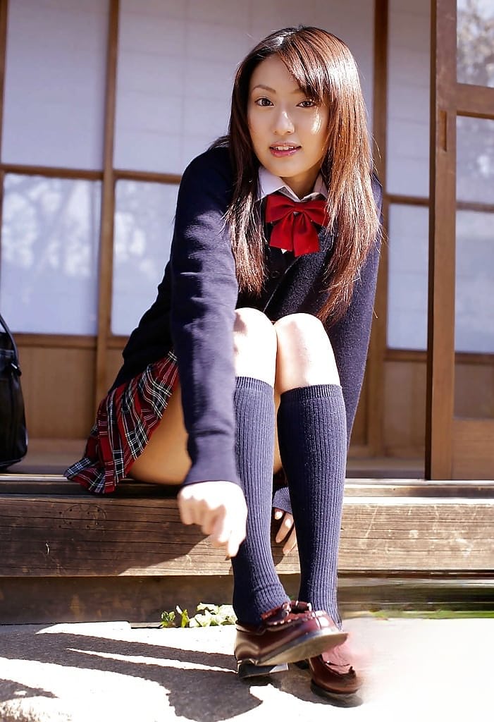 亚洲女学生 Misa Shinozaki 隔着内裤玩弄阴茎