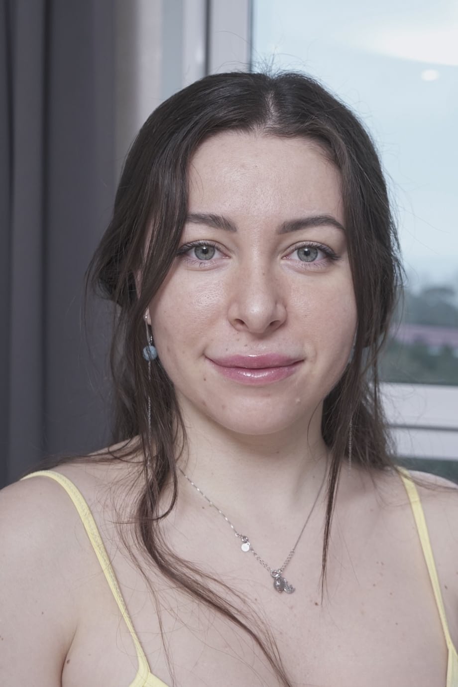 业余蜜糖 Ally Breelsen 露出结实的屁股，梳理毛茸茸的阴部