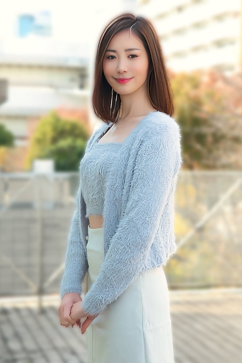 可爱的日本女子新庄唯被男友从后面猛烈抽插