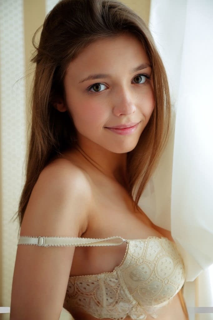 身材娇小的少女米拉-阿苏尔（Mila Azul）在露出光秃秃的阴部之前，揭开了天然大奶子的神秘面纱