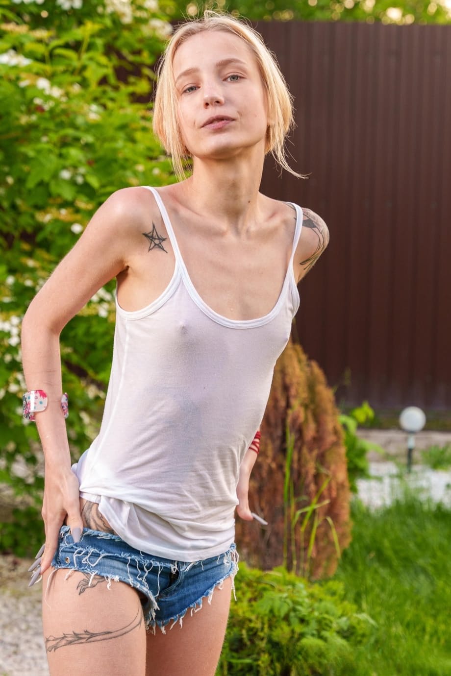 纤细的欧洲青少年茶薄荷炫耀她的小奶子和自慰户外活动