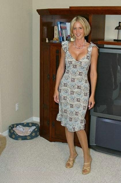 可爱的金发碧眼的家庭主妇Desirae Spencer展示了她极好的火辣身材，在非常前