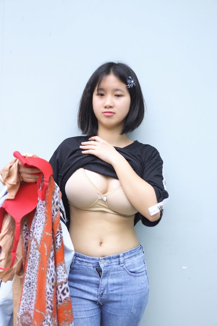迷人的亚洲宝贝 Julia My Le 在她的合辑中摆姿势和做爱