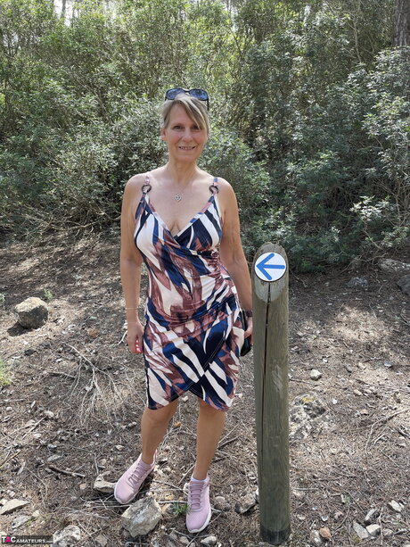 Blonde cougar Sweet Susi hikes in the public before flashing her hot ass