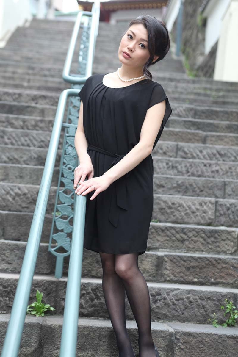 亚洲人妻中岛京子(Kyoko Nakajima)与邻居上床,毛茸茸的阴部被人蹂躏