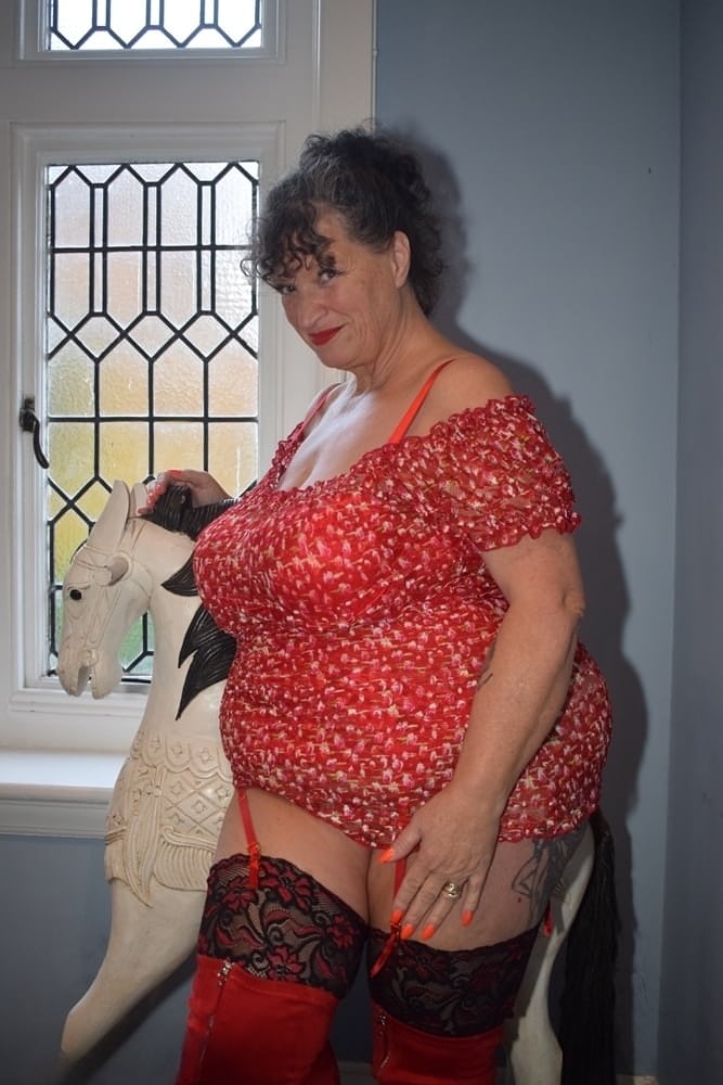 胖奶奶穿着过膝长靴秀巨乳和大屁股