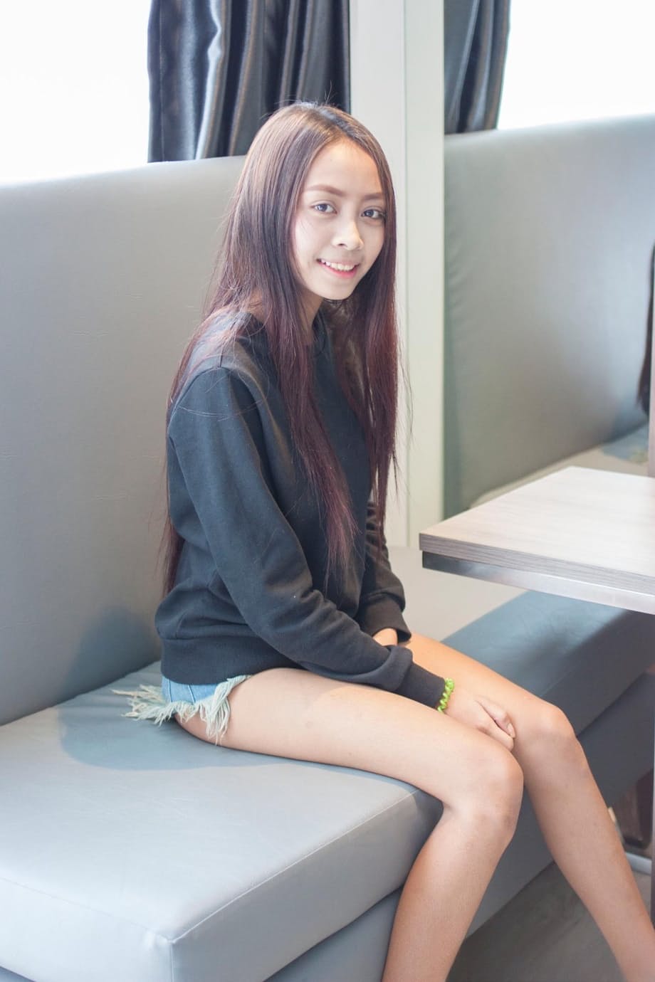 亚洲瘦美人 Yok 脱衣展示圆臀、小奶子和毛茸茸的阴户