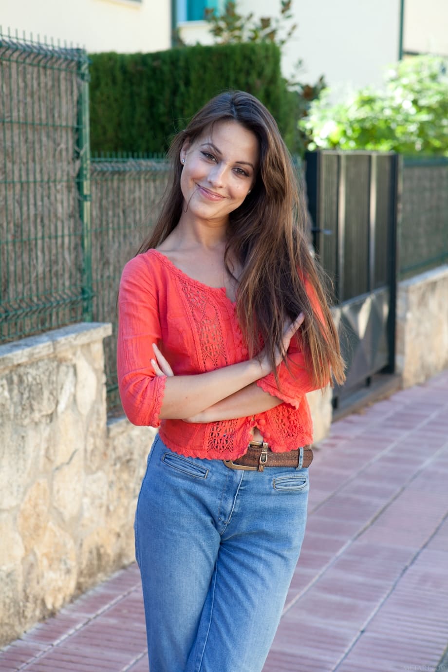 美丽的黑发少女 Lorena B 露出毛茸茸的阴部,摆出单人姿势
