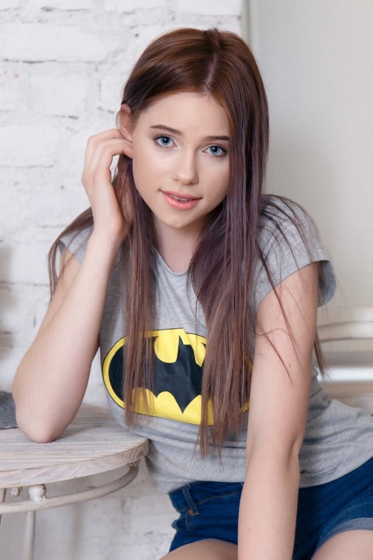 清纯少女玛格丽塔穿着帆布运动鞋首次裸体亮相