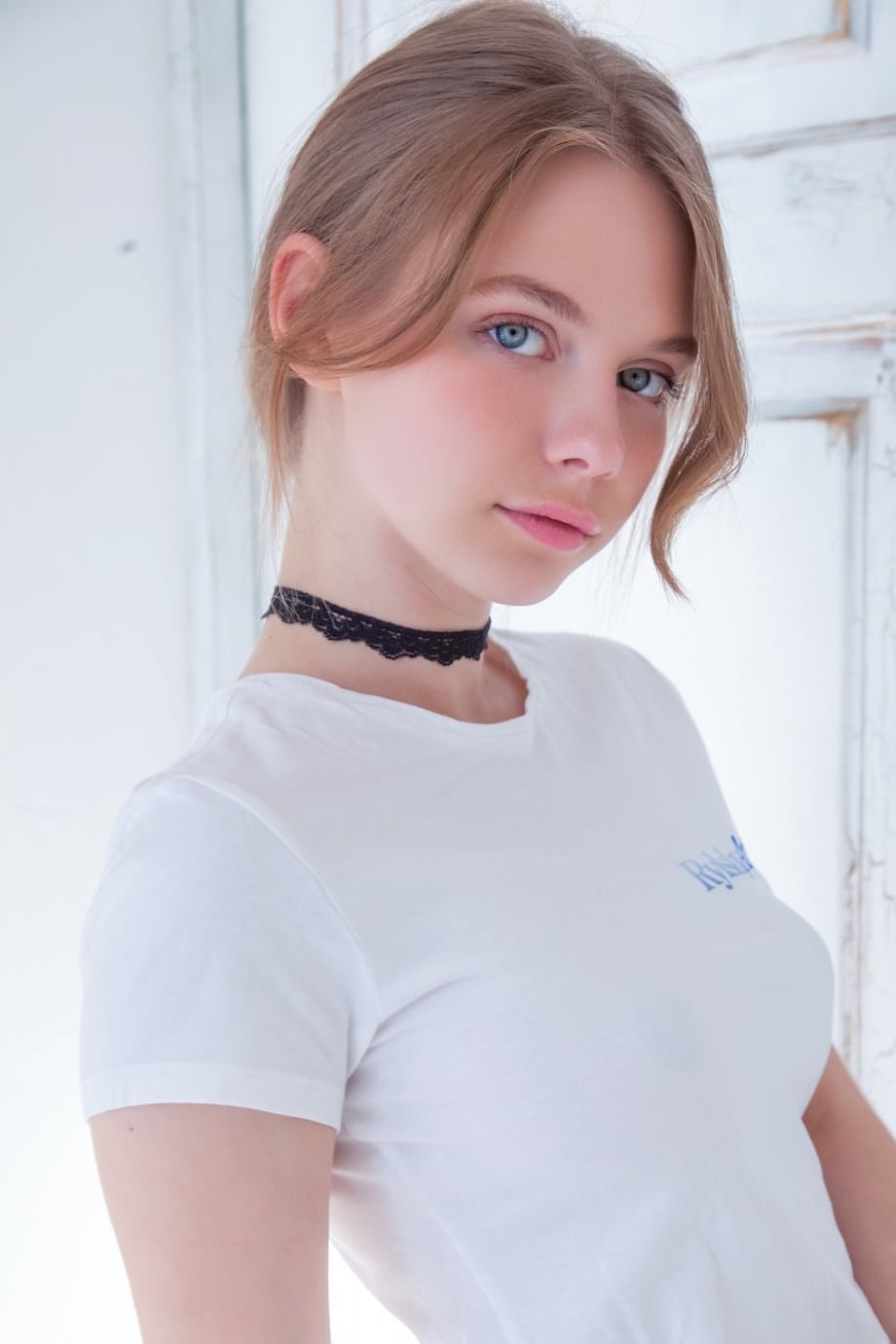 诱人宝贝 Siya 展示她可爱的少女乳房和性感的臀部