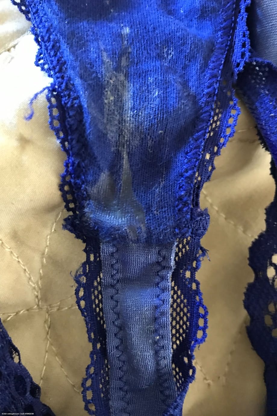 黑发美女娜塔莉-波克曼近距离展示剃过毛的阴部
