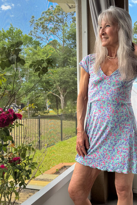 Skinny blonde granny Leilani toys her shaved pussy using a glass dildo